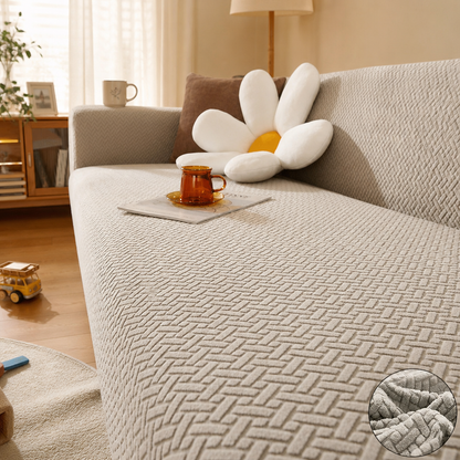 Capa de Sofá Elástica Jacquard bege em sala familiar com luz matinal e uso diário - Vittara Decor