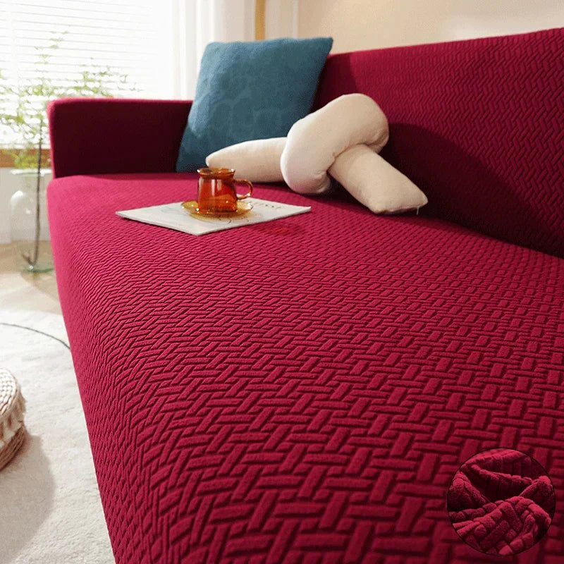 Capa de Sofá Elástica Jacquard cor vinho em sala de estar aconchegante - Vittara Decor