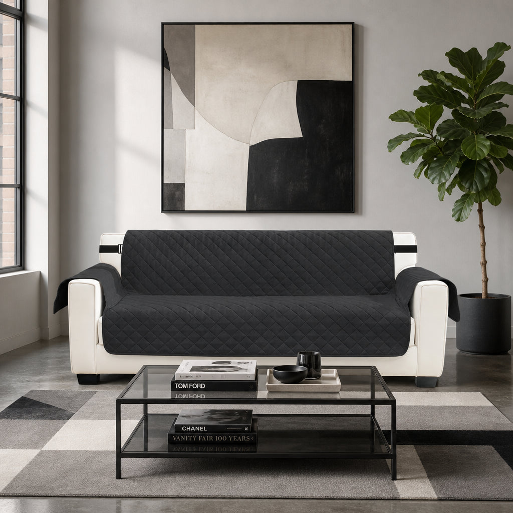 Capa Protetora Sofá Matelassê Impermeável Dupla Face preto em sala contemporânea com arte na parede e mesa de vidro - Vittara Decor