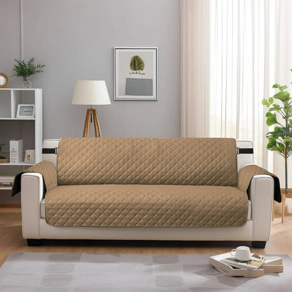 Capa Protetora Sofá Matelassê Impermeável Dupla Face bege em sala moderna com luminária de piso e planta - Vittara Decor