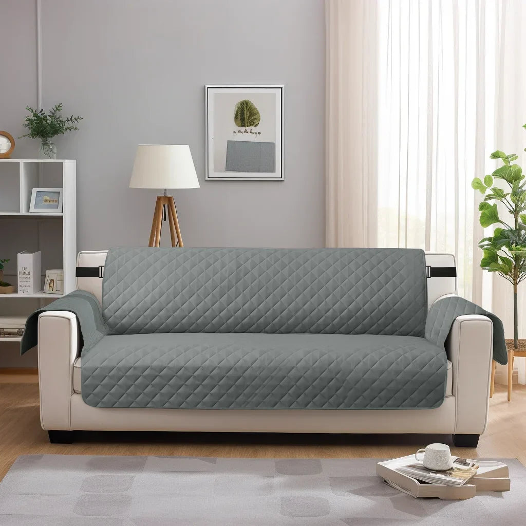 Capa Protetora Sofá Matelassê Impermeável Dupla Face cinza em sala moderna com estante e decoração - Vittara Decor