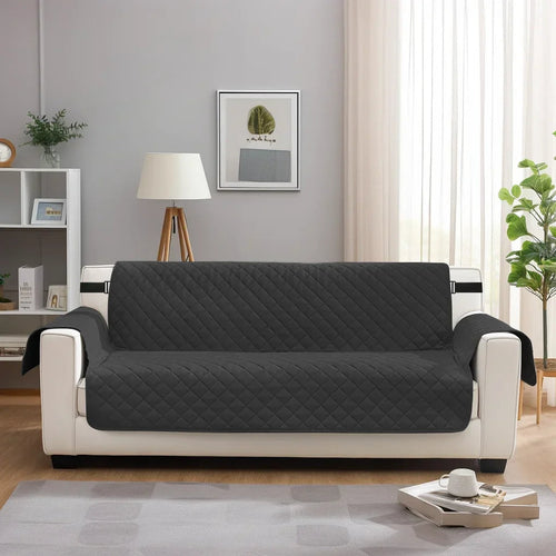 Capa Protetora Sofá Matelassê Impermeável Dupla Face cinza preto em sala moderna com luminária e estante - Vittara Decor