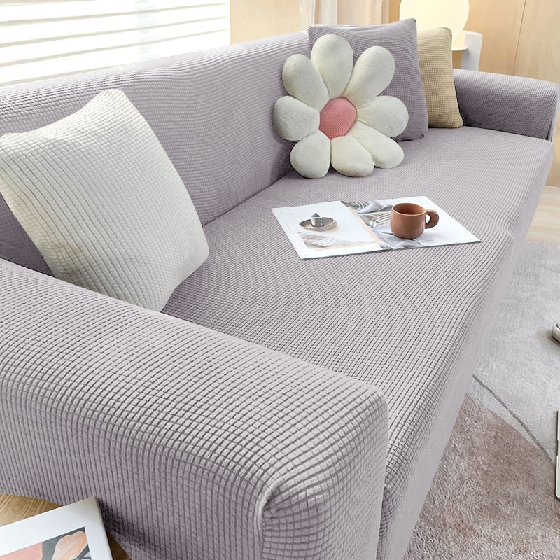Detalhe do caimento da capa de sofá ajustável em jacquard resistente - Vittara Decor