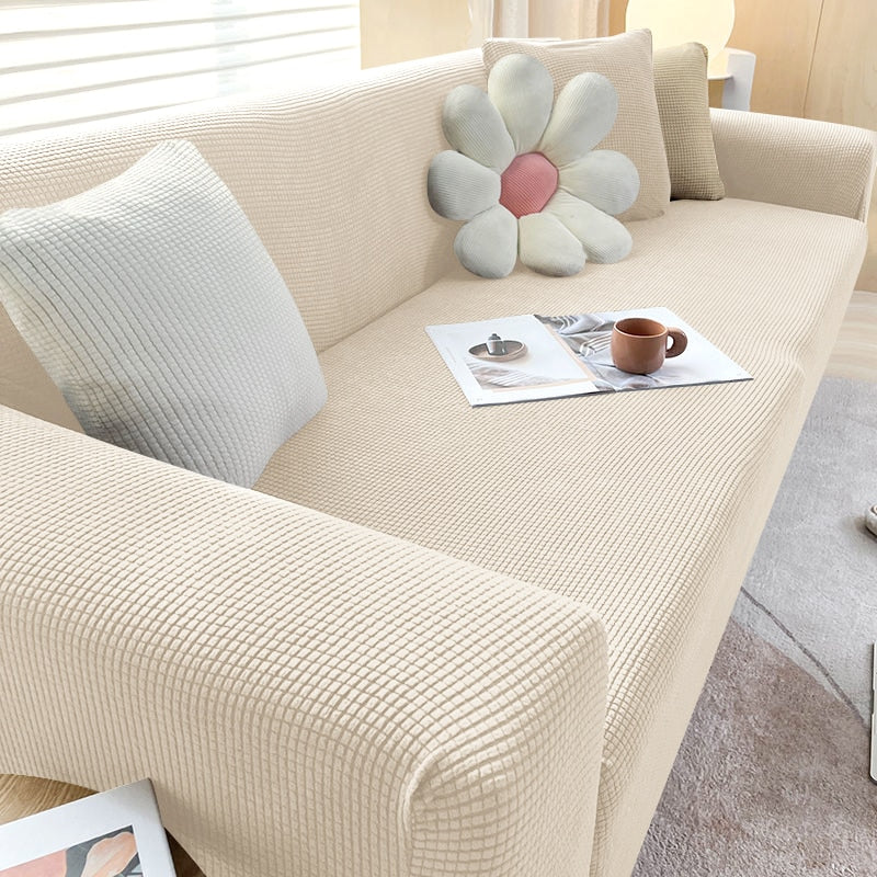 Detalhe do toque e textura da capa de sofá ajustável em jacquard resistente - Vittara Decor