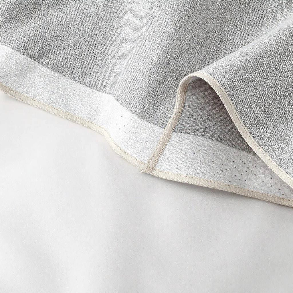 Detalhe da textura algodão-linho e base antiderrapante da capa de sofá cinza — Vittara Decor