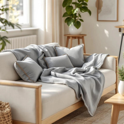 Capa de Sofá Cinza Premium em ambiente de sala nórdica com luz natural — Vittara Decor