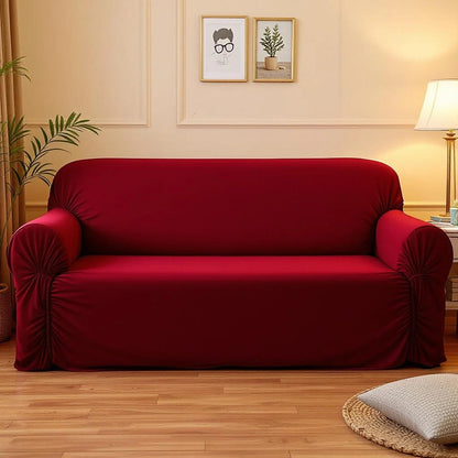 Capa de sofá elástica vinho em sala com iluminação quente — Vittara Decor