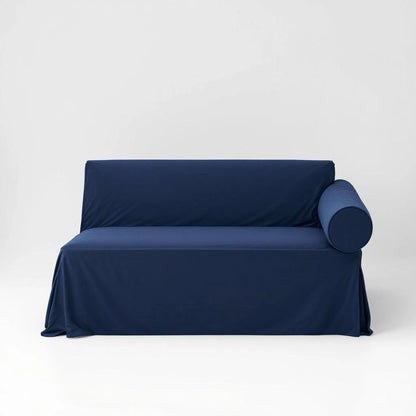 Capa de sofá Jacquard azul marinho dobrada fundo branco - Vittara Decor