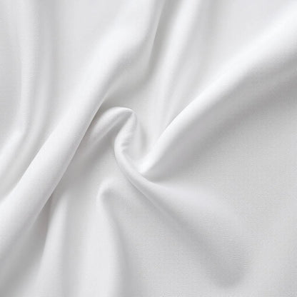 Capa de sofá Jacquard branco dobrada fundo neutro - Vittara Decor