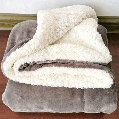Cobertor sherpa dupla face marrom com sherpa branca dobrado no quarto - Vittara Decor