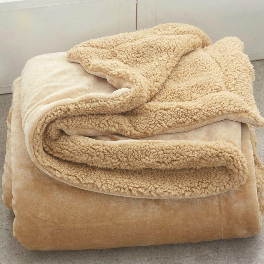 Cobertor sherpa dupla face caramelo dobrado mostrando lado flanela e sherpa - Vittara Decor