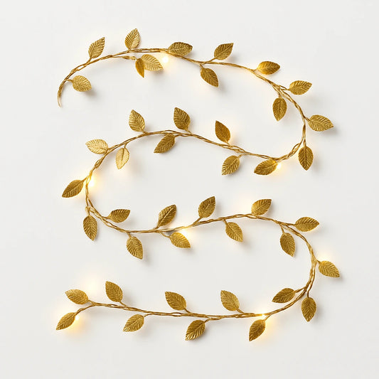 Cordão de Luzes LED Decorativo com Folhas Douradas — fundo branco estúdio — Vittara Decor