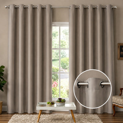 Cortina blackout Cinza com caimento reto ao lado de janela com vista para o jardim - Vittara Decor