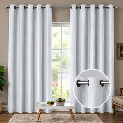 Cortina blackout Gelo em sala clara, tom quase branco no tecido corta luz - Vittara Decor