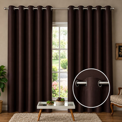 Cortina blackout Marrom escuro em sala com poltrona e piso de madeira - Vittara Decor