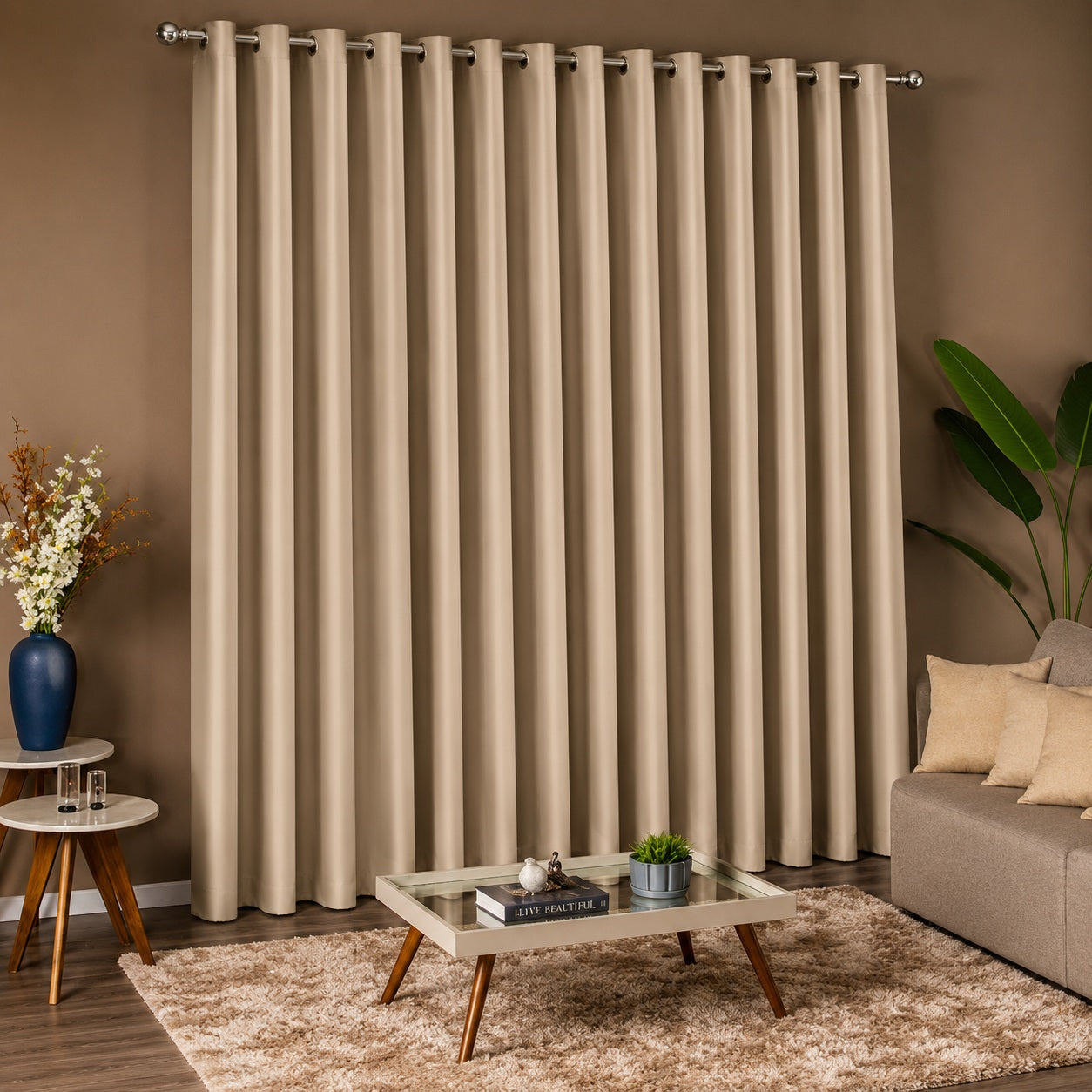 Cortina blackout em tecido cobrindo a parede inteira de uma sala com sofá e mesa de centro - Vittara Decor