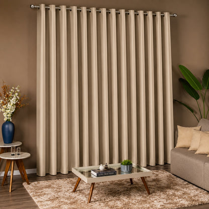 Cortina blackout em tecido cobrindo a parede inteira de uma sala com sofá e mesa de centro - Vittara Decor