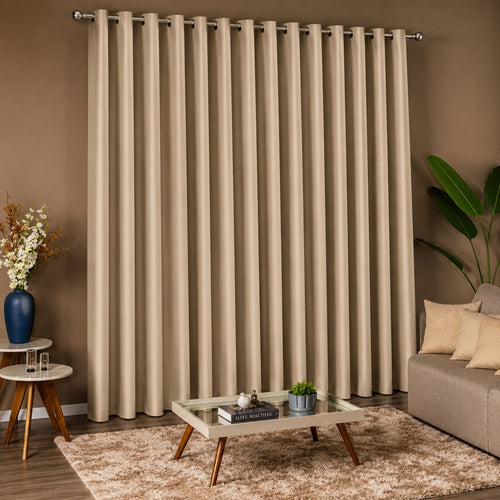 Cortina blackout em tecido cobrindo a parede inteira de uma sala com sofá e mesa de centro - Vittara Decor