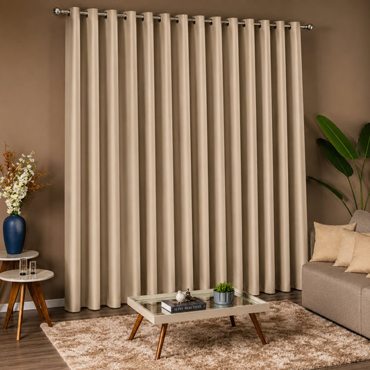 Cortina blackout em tecido cobrindo a parede inteira de uma sala com sofá e mesa de centro - Vittara Decor