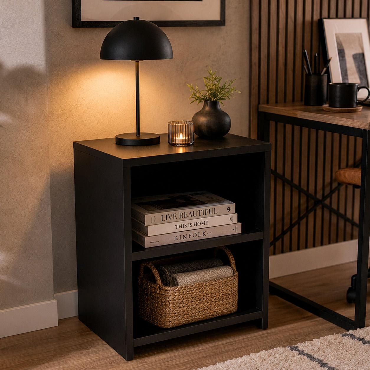 Criado mudo preto ao lado da escrivaninha organizando revistas no home office - Vittara Decor