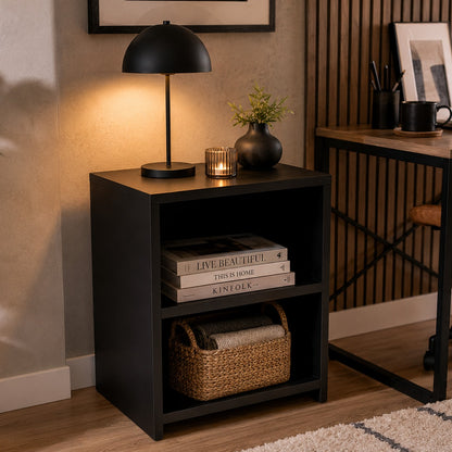 Criado mudo preto ao lado da escrivaninha organizando revistas no home office - Vittara Decor