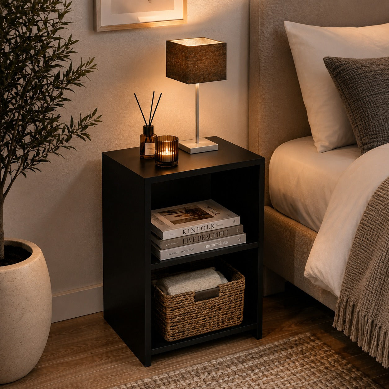 Criado mudo preto com abajur aceso e livros guardados no nicho superior - Vittara Decor