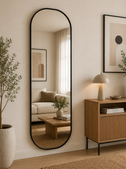 Espelho cápsula preto fixado na parede da sala de estar - Vittara Decor