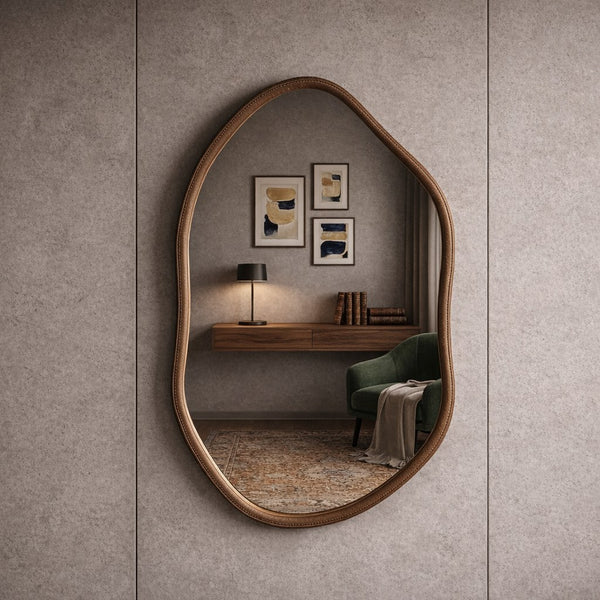 Espelho orgânico 70x50 cm com moldura em couro na cor dourado - Vittara Decor