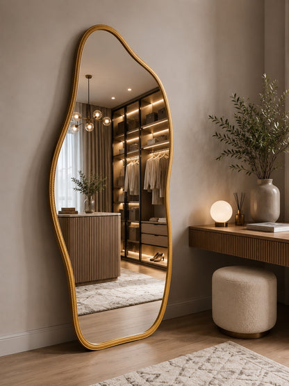 Espelho orgânico dourado no closet ao lado de penteadeira e puff - Vittara Decor