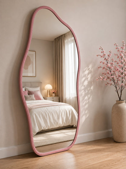 Espelho orgânico de corpo inteiro rosa encostado na parede do quarto - Vittara Decor