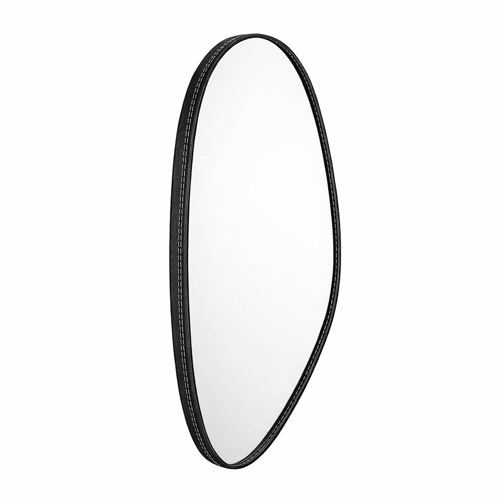Espelho orgânico com borda de courino preto e costura aparente, em perspectiva - Vittara Decor