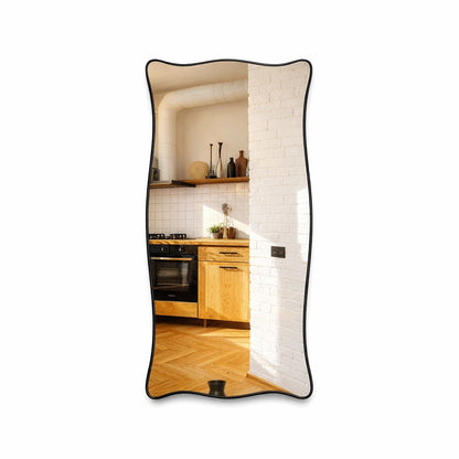 Espelho orgânico ondulado de corpo inteiro 110x60 cm com borda preta, em fundo branco - Vittara Decor