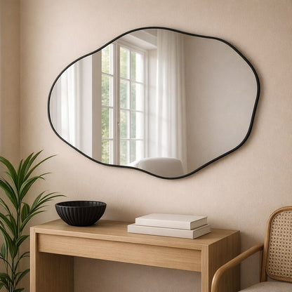 Espelho orgânico de moldura preta na horizontal sobre aparador de madeira clara - Vittara Decor