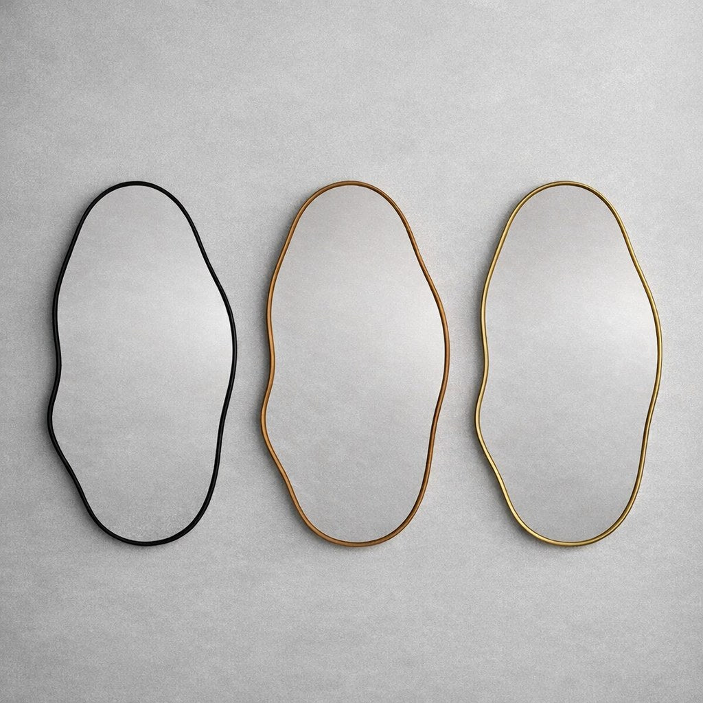 Três espelhos orgânicos lado a lado com moldura preta, caramelo e dourada - Vittara Decor