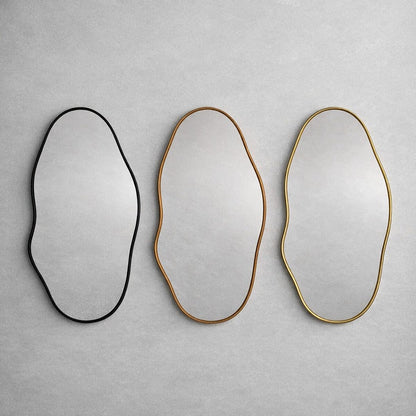 Três espelhos orgânicos lado a lado com moldura preta, caramelo e dourada - Vittara Decor