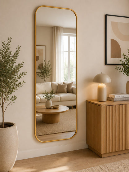 Espelho retangular arredondado dourado na parede da sala - Vittara Decor