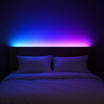 Fita LED RGB 5m aplicada atrás da cabeceira criando halo azul-roxo em quarto escuro - Vittara Decor
