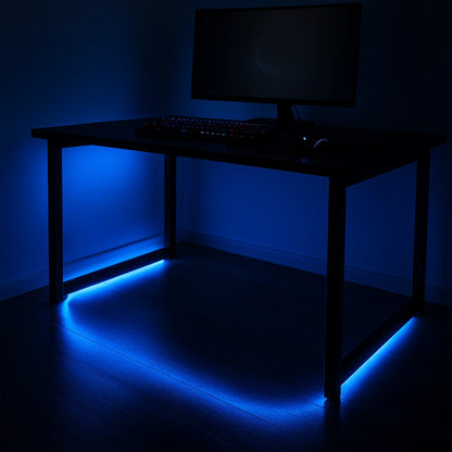 Fita LED RGB 5m instalada embaixo de mesa gamer criando underglow azul no chão - Vittara Decor