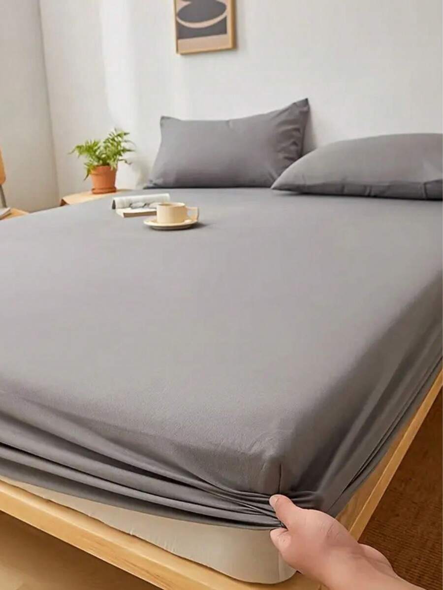 Jogo de Cama 400 Fios liso cinza com lençol elástico e fronhas em quarto com cabeceira de madeira - Vittara Decor
