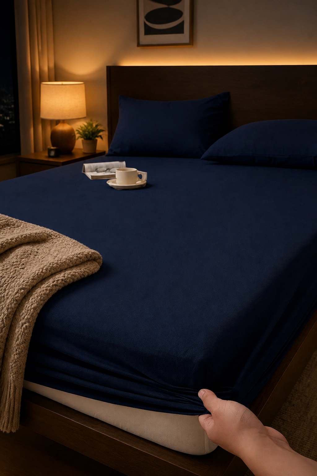 Jogo de Cama 400 Fios liso em quarto à noite com abajur aceso e manta no pé da cama - Vittara Decor