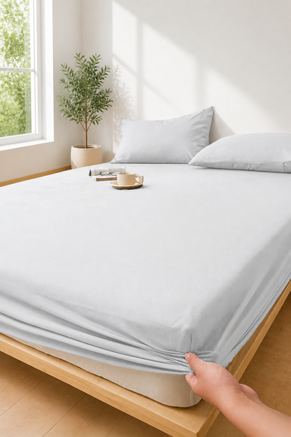 Jogo de Cama 400 Fios liso em quarto minimalista branco com piso de madeira clara - Vittara Decor