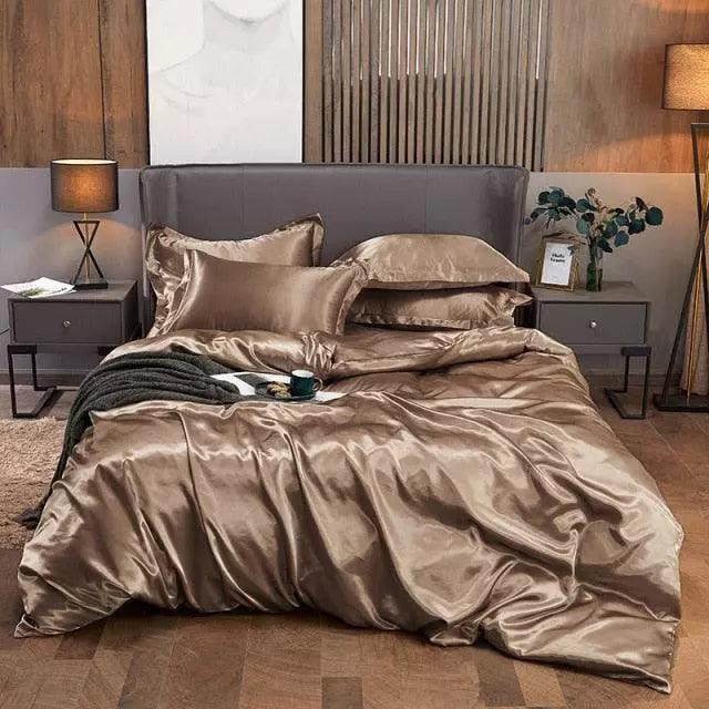 Jogo de cama de cetim bege acetinado em quarto aconchegante - Vittara Decor