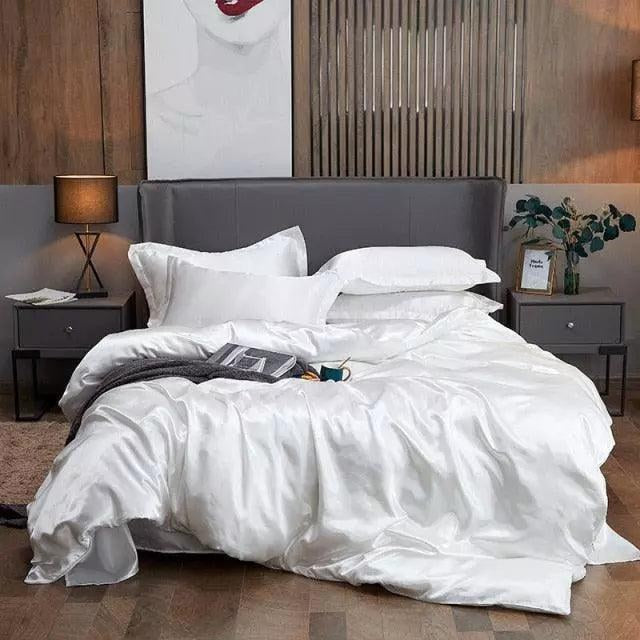 Jogo de cama de cetim branco em quarto claro e arejado - Vittara Decor