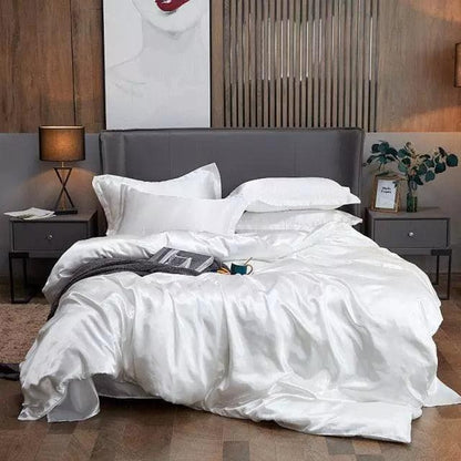 Jogo de cama de cetim branco em quarto claro e arejado - Vittara Decor