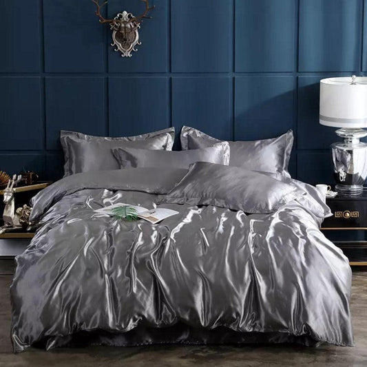 Jogo de cama de cetim cinza acetinado na cama posta - Vittara Decor