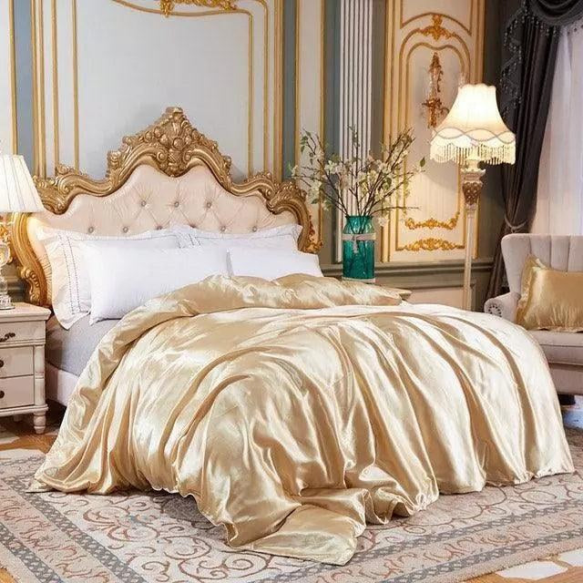 Jogo de cama de cetim dourado em quarto clássico com cabeceira - Vittara Decor