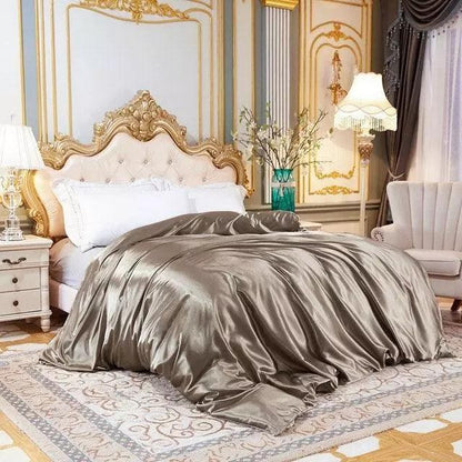 Jogo de cama de cetim dourado em quarto clássico iluminado - Vittara Decor