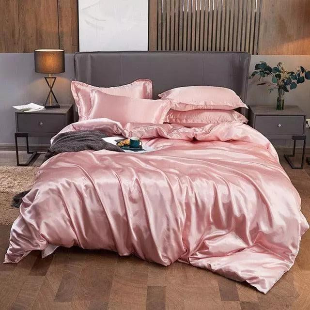 Jogo de cama de cetim rosa com brilho suave no quarto - Vittara Decor