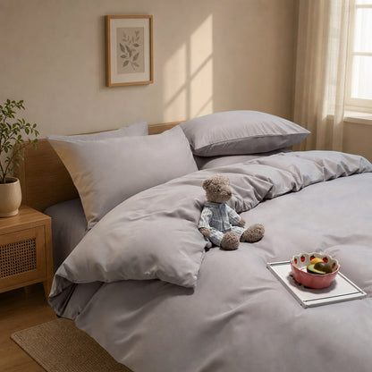 Jogo de cama nórdico cinza em quarto com luz da manhã - Vittara Decor