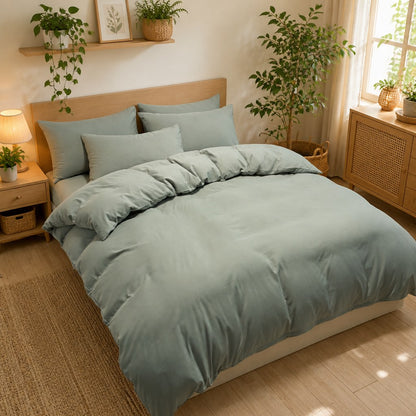 Jogo de cama nórdico verde em quarto com plantas - Vittara Decor